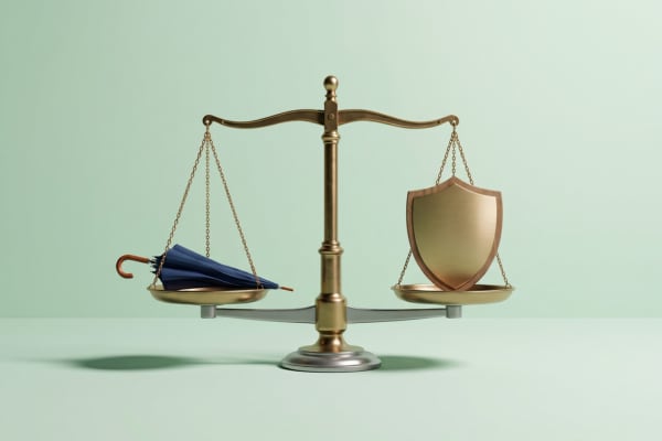 Une balance avec un parapluie et un bouclier